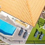 Casa Agrela By Rent2u, Lda Swimming Pool & Jacuzzi *