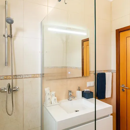 Casa Agrela By Rent2u, Lda Swimming Pool & Jacuzzi *